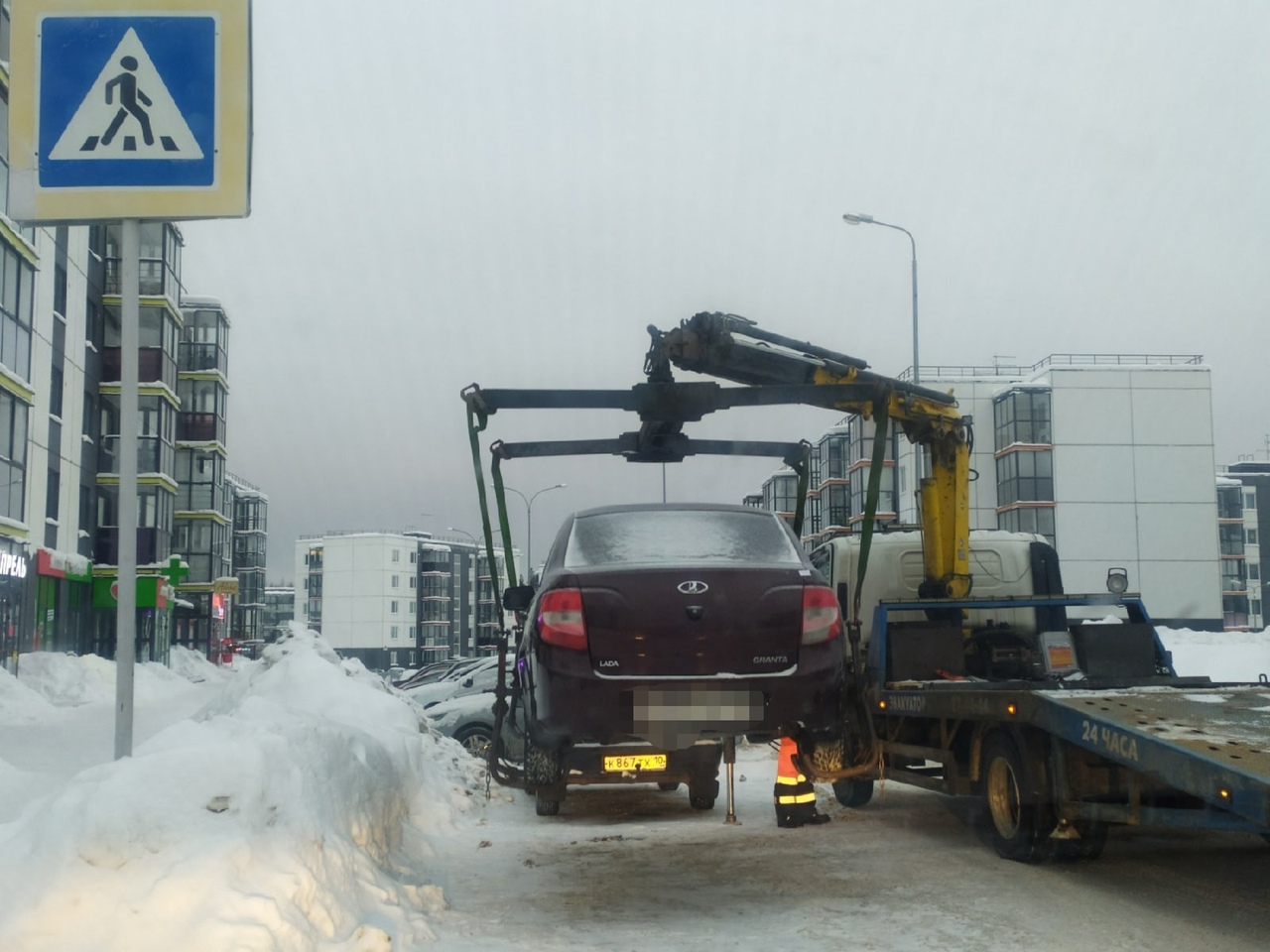 Автомобили, оставленные у пешеходных переходов, эвакуировали в Петрозаводске