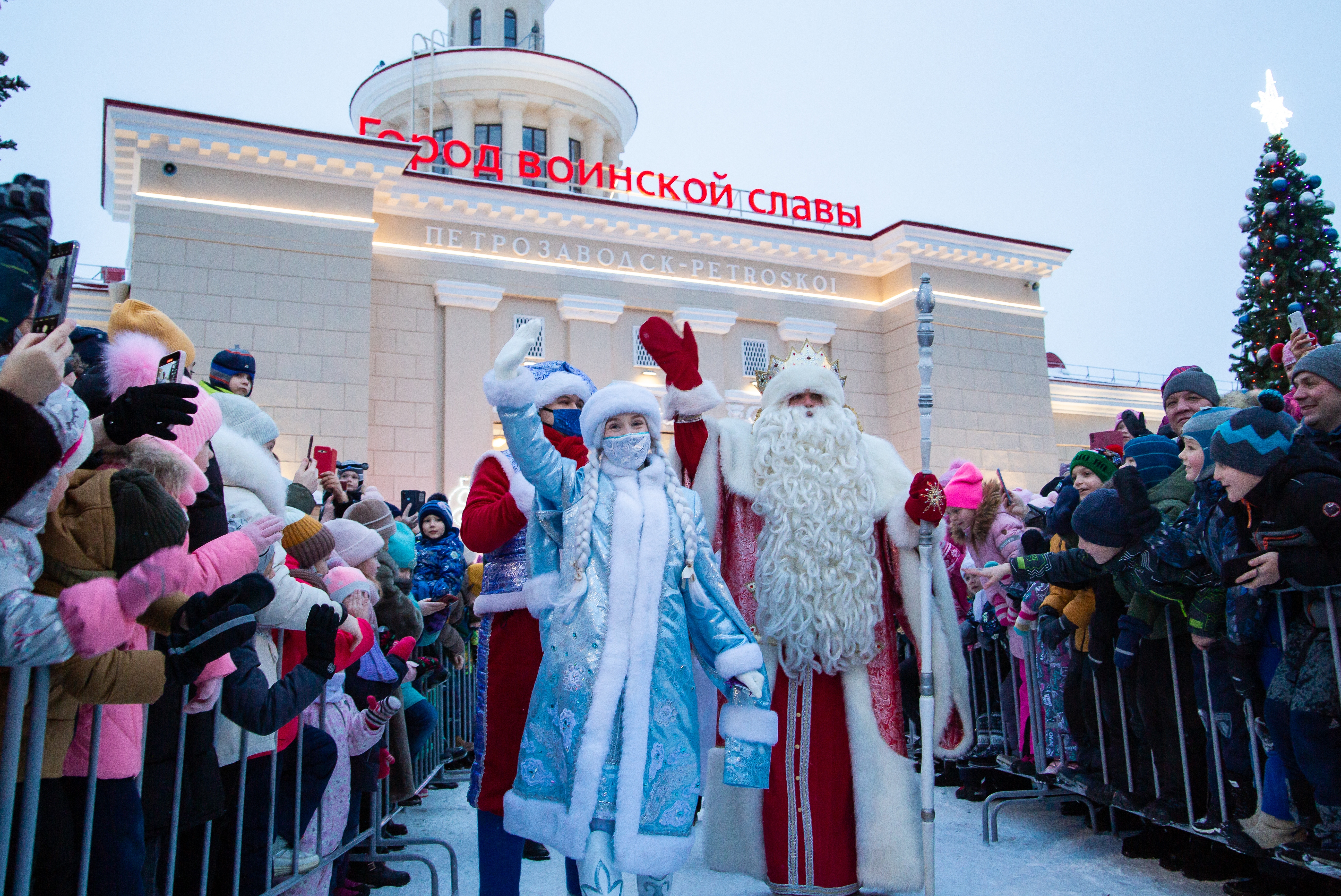 Прибывший на собственном поезде Дед Мороз устроил праздник на ж/д вокзале Петрозаводска (ФОТО)