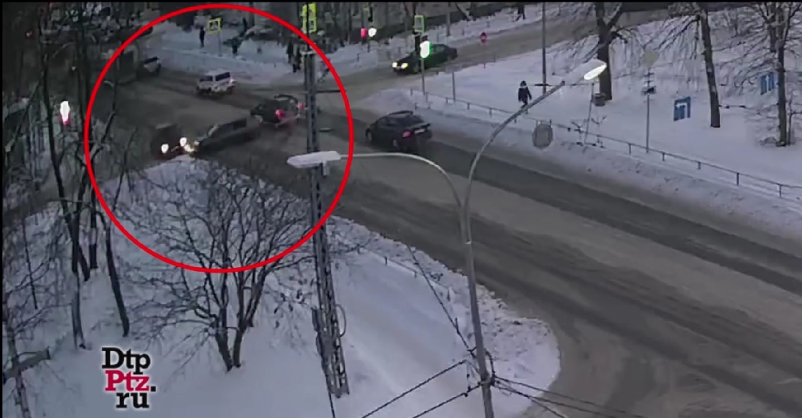 Автомобиль развернуло поперек дороги после нелепого ДТП на перекрестке в центре Петрозаводска (ВИДЕО)