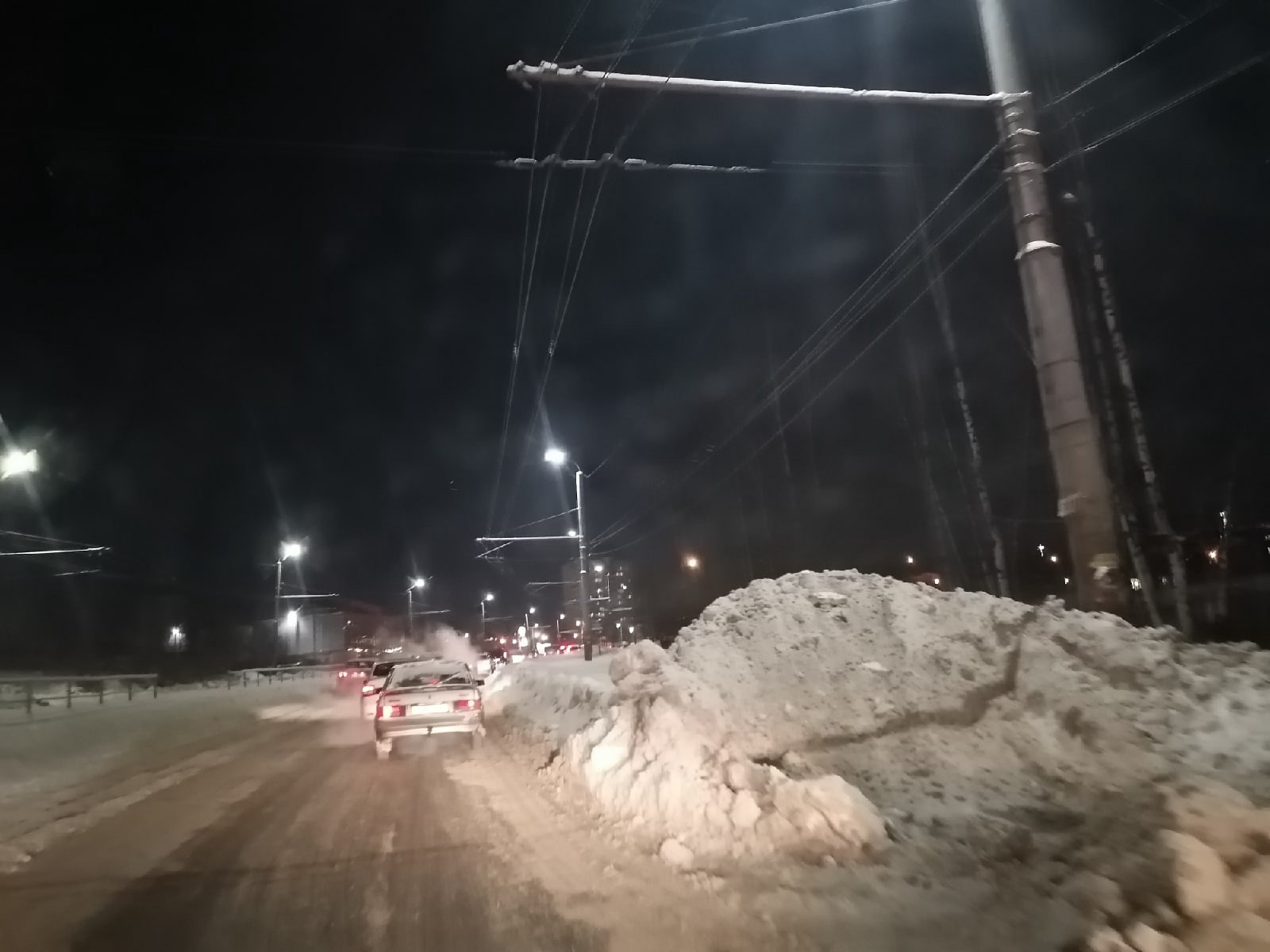 Водители о заваленных снегом дорогах в Петрозаводске: «Скоро одна полоса останется!» (ФОТОФАКТ)
