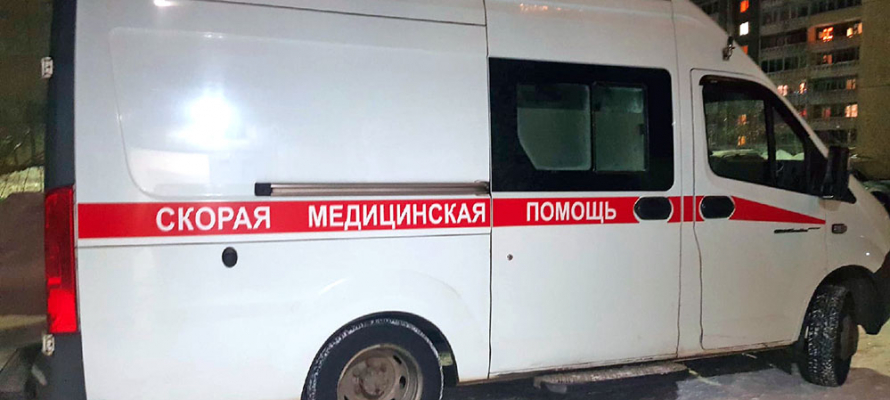 В Петрозаводске врач поставила капельницу пьяному пациенту в машине скорой помощи и получила по лицу
