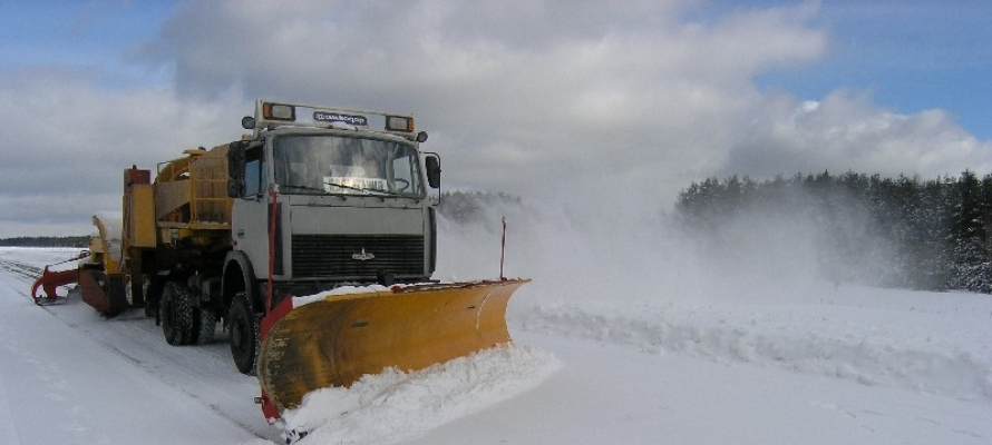 Сотня снегоуборочных машин вышла на дороги Карелии и Мурманской области после снегопада