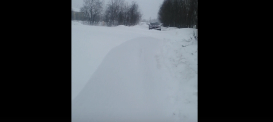Огромный сугроб перегородил дорогу водителю в Петрозаводске (ВИДЕО)