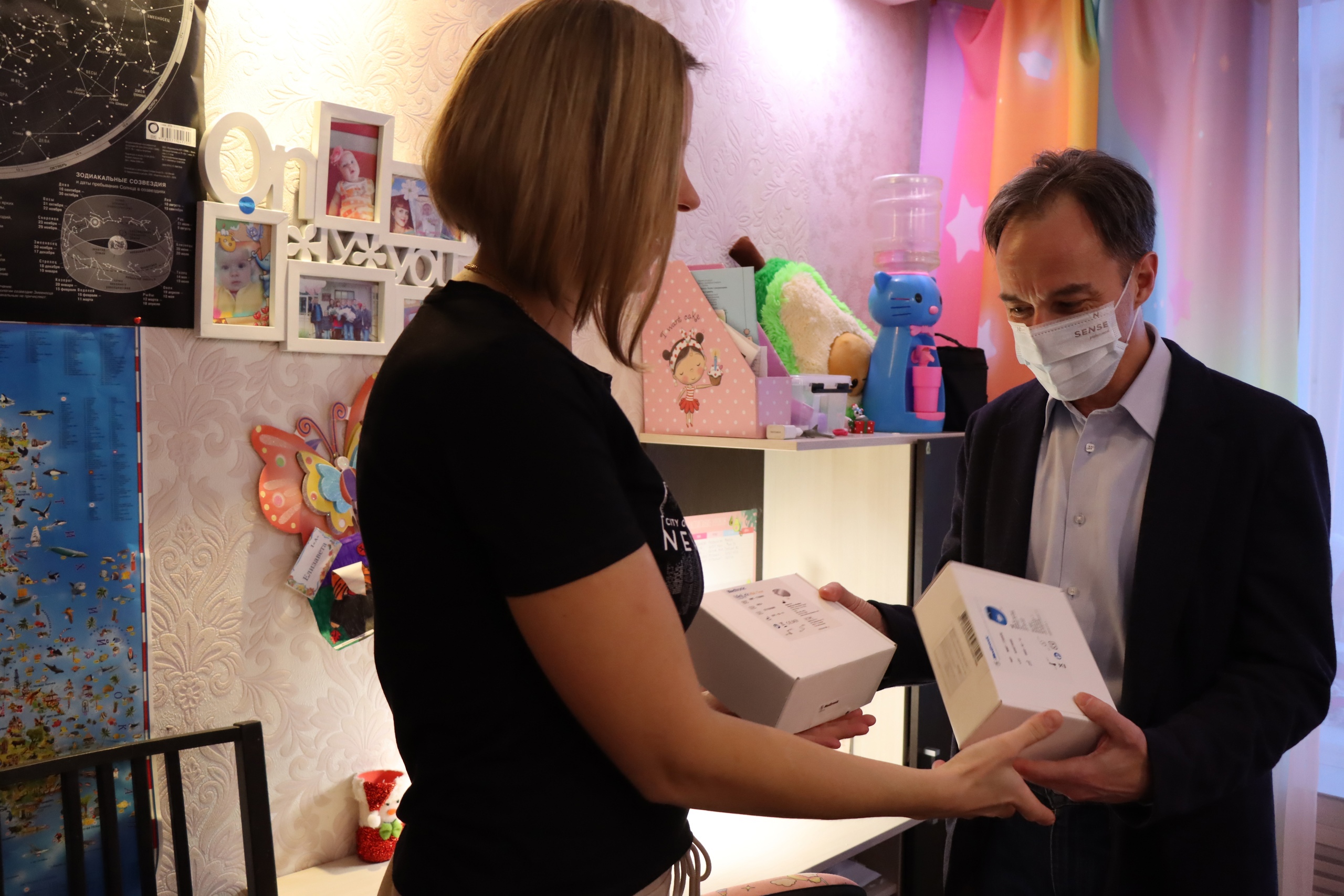В Карелии депутат передал аппарат для мониторинга уровня глюкозы семье с ребенком-диабетиком