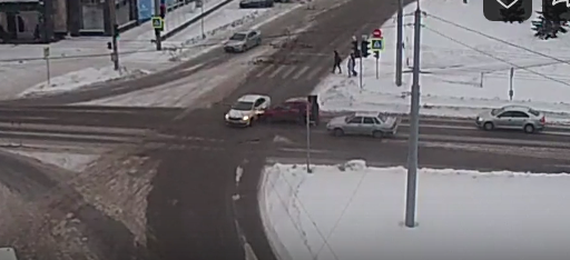 Два автомобиля столкнулись в самом центре Петрозаводска (ВИДЕО)