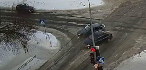 Автомобиль влетел боком в другую машину на перекрестке в Петрозаводске (ВИДЕО)