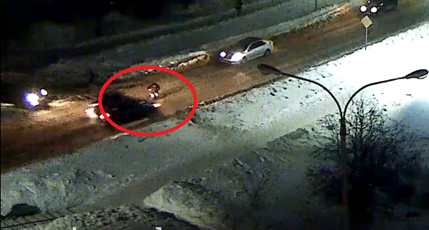 Автомобиль сбил пешехода в Петрозаводске (ВИДЕО)