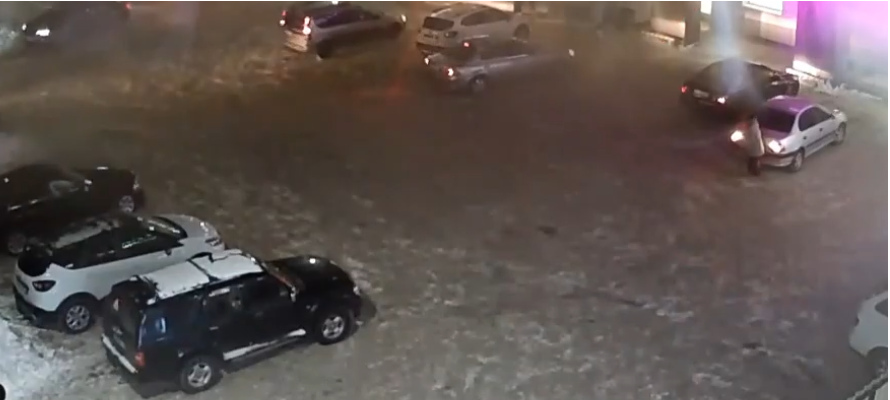 Автомобиль подмял под колеса женщину в Петрозаводске (ШОК-ВИДЕО)