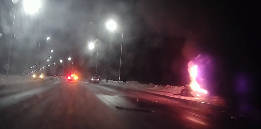 Машина врезалась в столб и загорелась возле аэропорта «Петрозаводск» (ВИДЕО)
