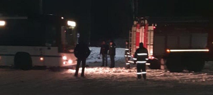 Автобус с пассажирами застрял в снегу в Карелии (ФОТО)