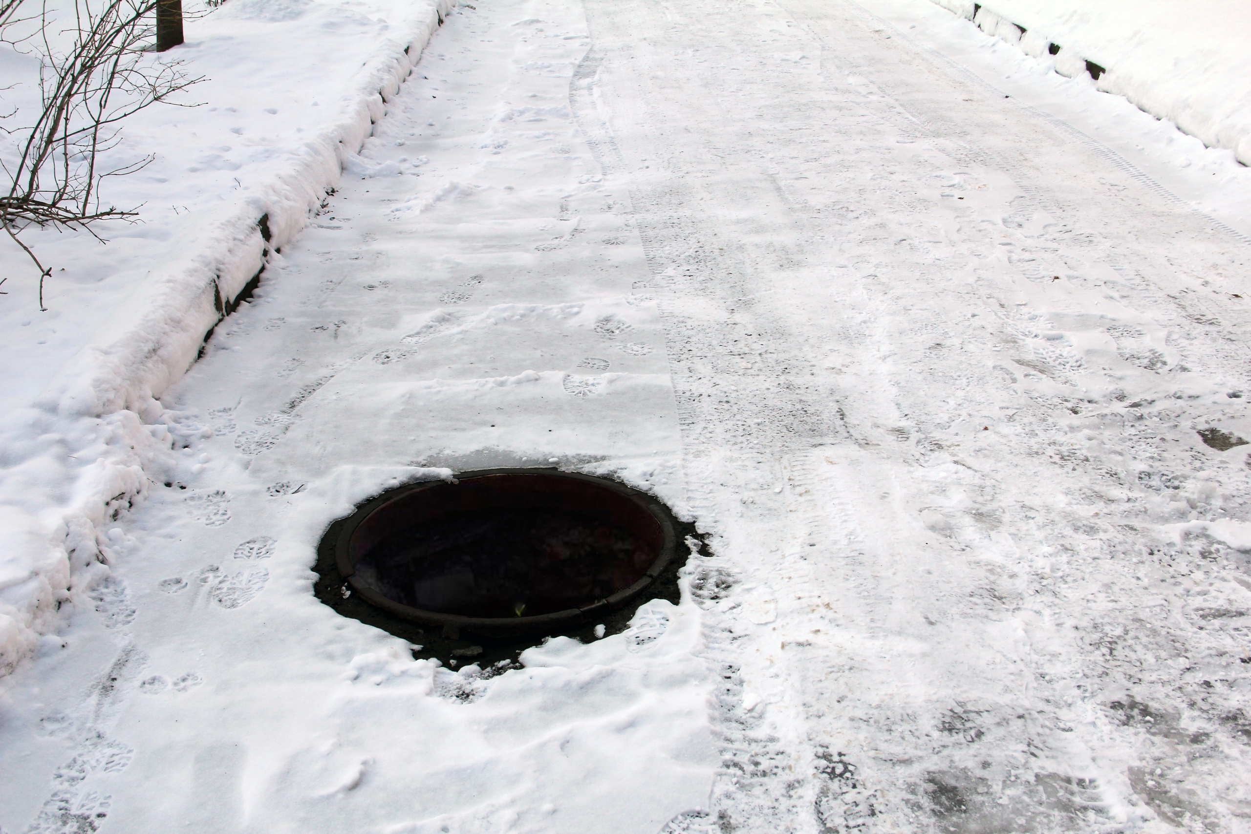 Жители Карелии страдают от воровства канализационных люков