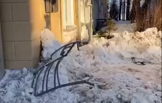 «Как можно было это сделать»: уборка снега в Петрозаводске и ее последствия (ВИДЕО)