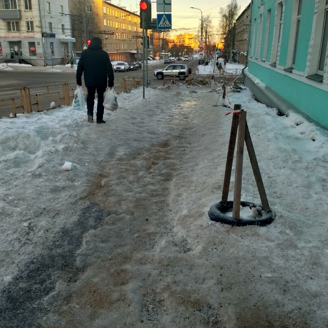 С риском для жизни ходят пешеходы по тротуару в центре Петрозаводска (ФОТО)