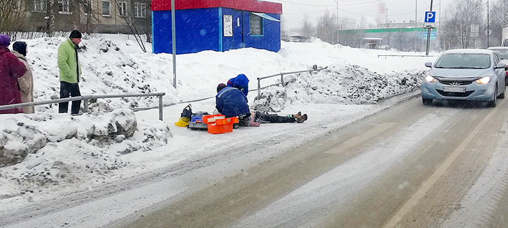 Дом 28.01 2022. Мужчина упал на пешеходном переходе. Новости Петрозаводска. Мужик упал на переходе.