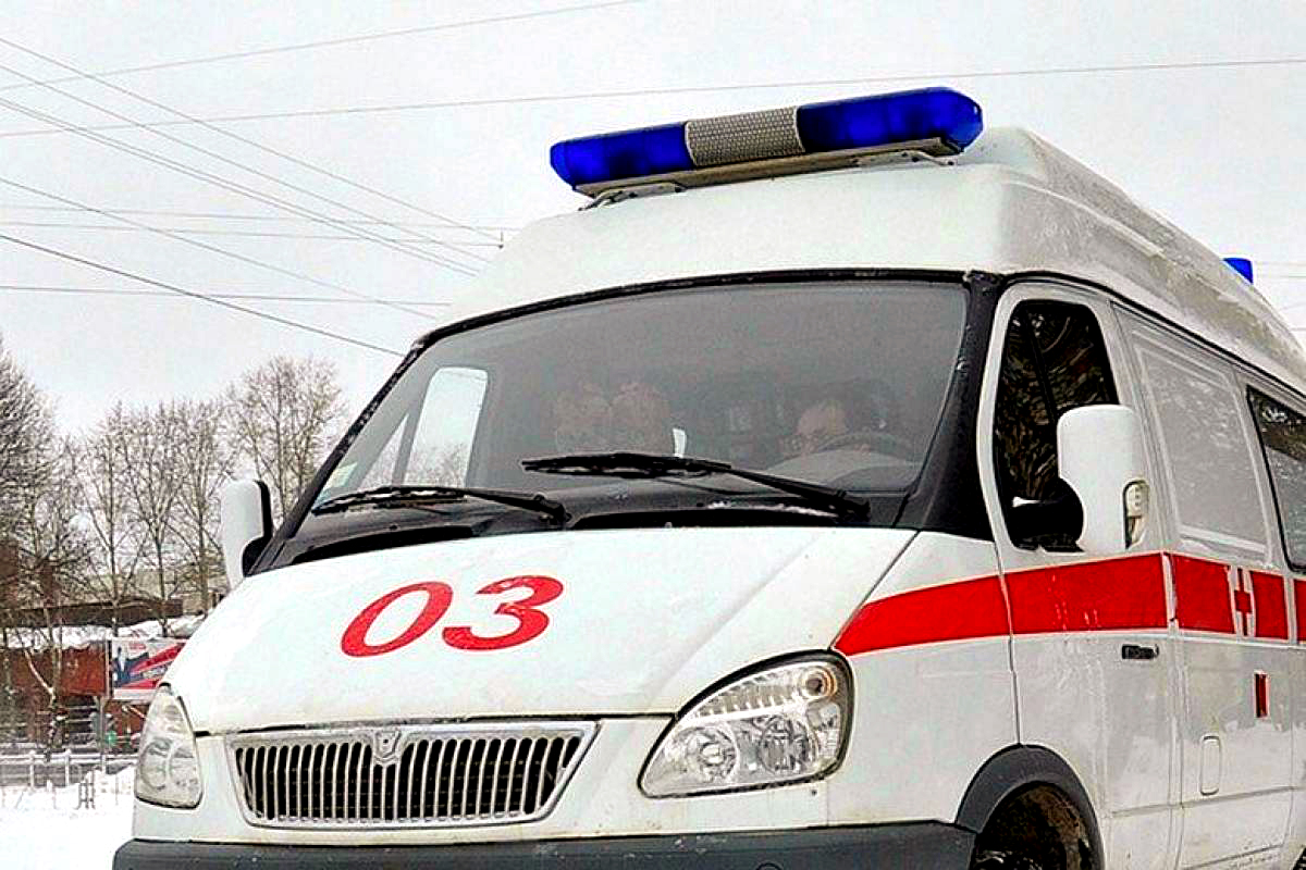 Спасатели вытащили машину скорой помощи из сугроба в центре Петрозаводска