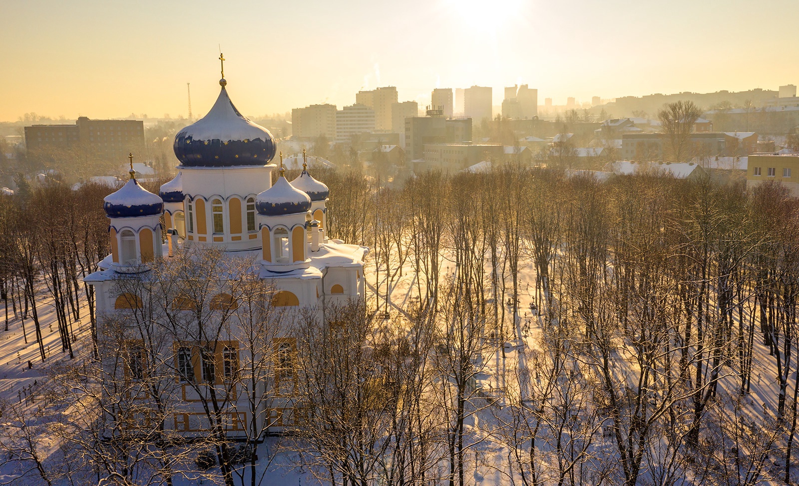 храм зимой солнце