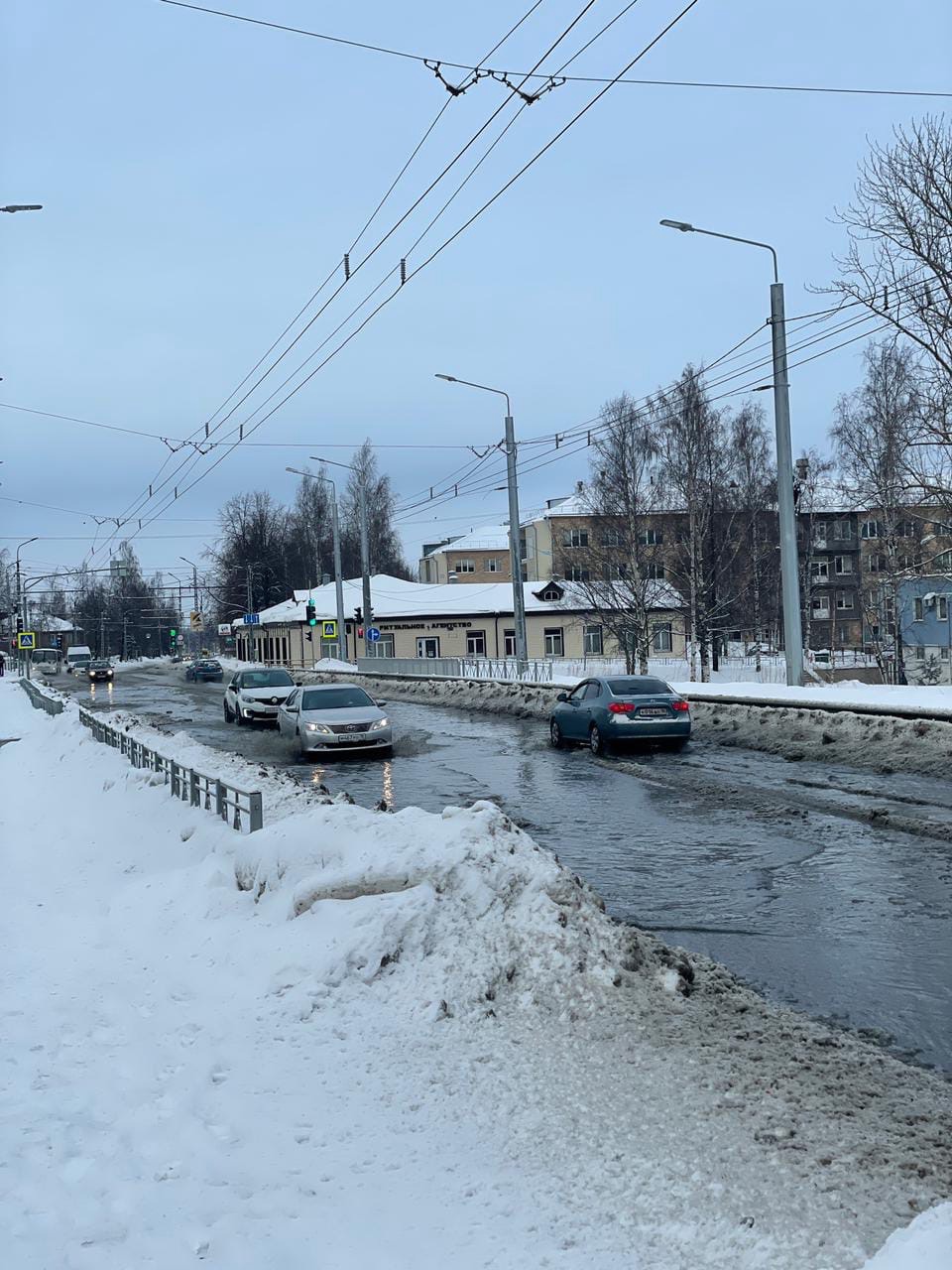 Коммунальщики расчистили колодцы, из-за засора которых затопило центр Петрозаводска