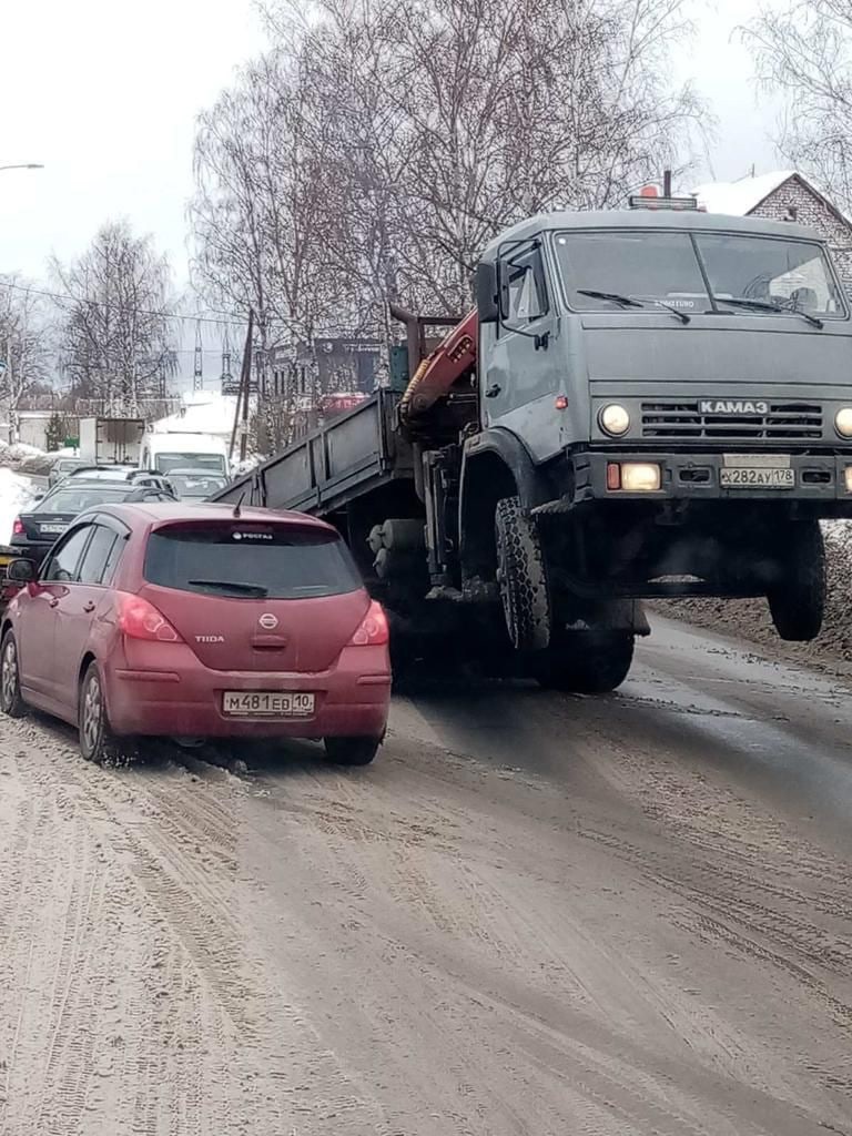 «Камаз» встал «на дыбы» на дороге в Петрозаводске (ФОТО)