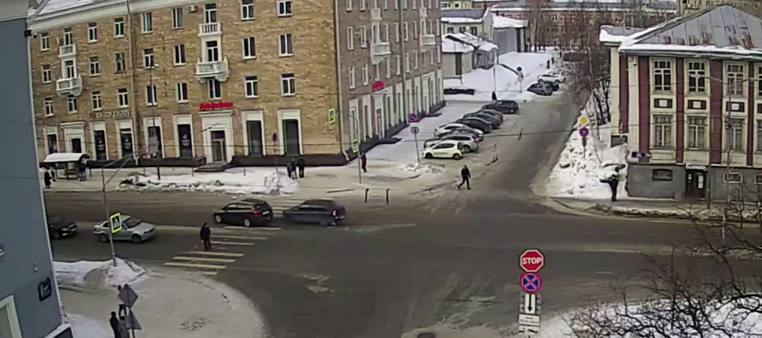 В Петрозаводске автомобиль чуть не сбил пешехода, вылетев после ДТП на «зебру» (ВИДЕО)