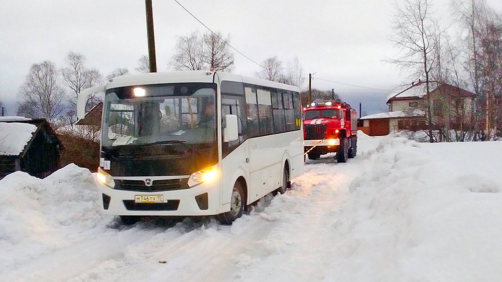 Автовокзал олонец. Автобус на дороге. Костромской автобус. Школьный автобус ПАЗ авария. Школьный автобус Россия.