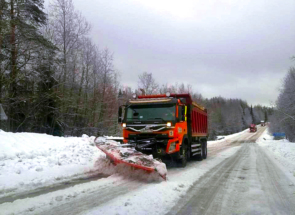 Дорожники расчищают снежные заносы в Приладожье Карелии