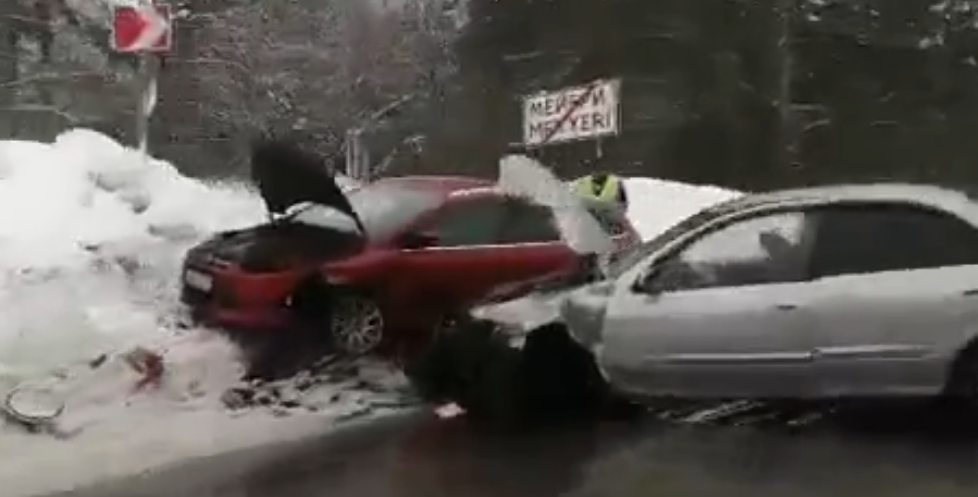 Автомобили столкнулись на трассе в Карелии (ВИДЕО)