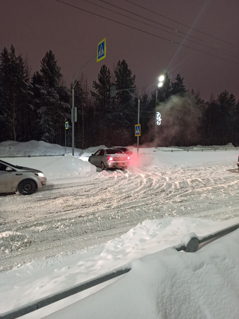 Автомобили в Петрозаводске разъезжают по островку безопасности на  разделительной полосе (ФОТО) | СТОЛИЦА на Онего