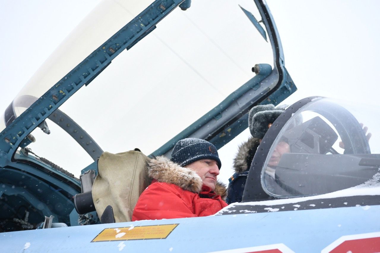 Глава Карелии сел в истребитель в честь 23 февраля 