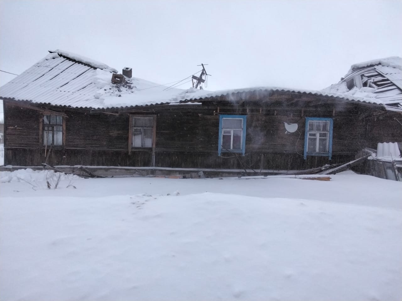 ЧП: Под тяжестью снега крыша дома обрушилась на головы жильцов в райцентре Карелии