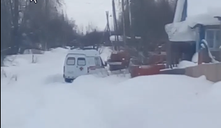 «Скорая» застряла в снегу на улице поселка в Карелии (ВИДЕО)