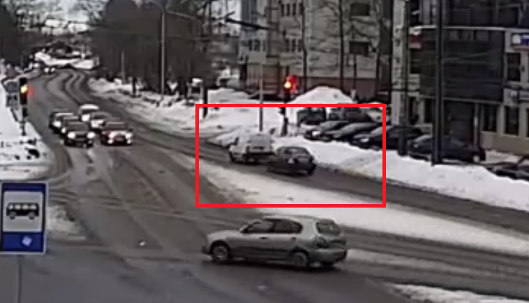 В Петрозаводске машина протаранила остановившийся на светофоре автомобиль (ВИДЕО)