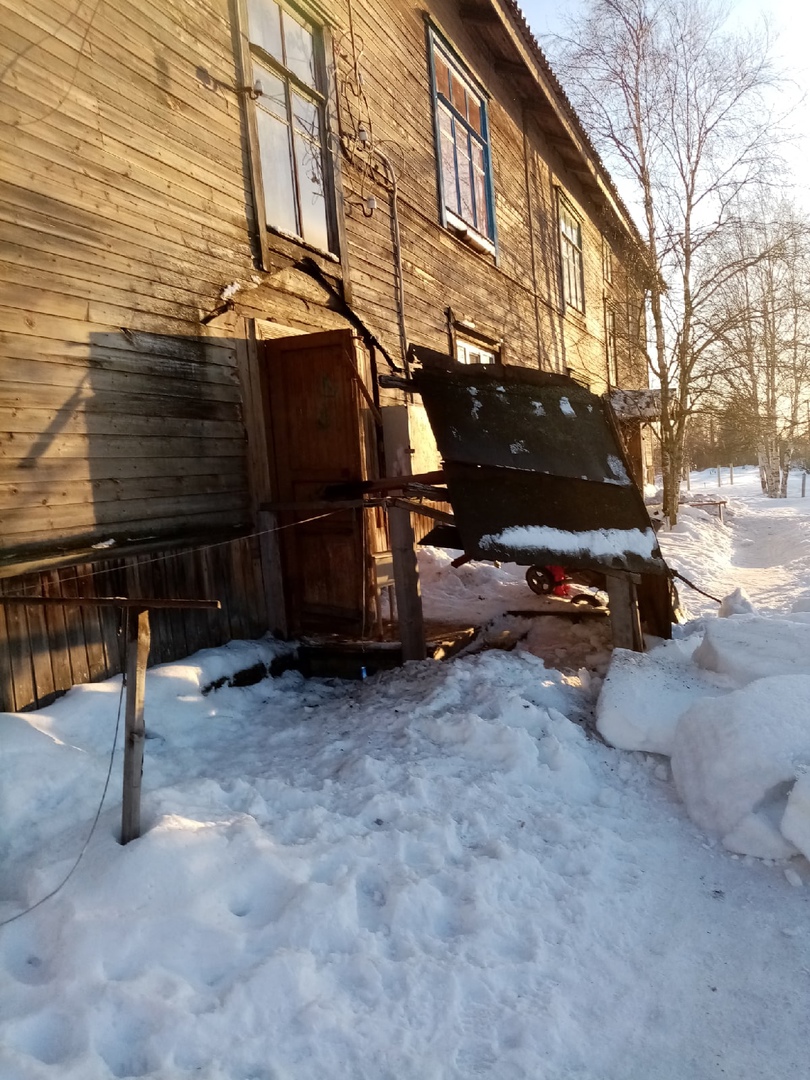 В райцентре Карелии рухнул козырек над подъездом в многоквартирном доме