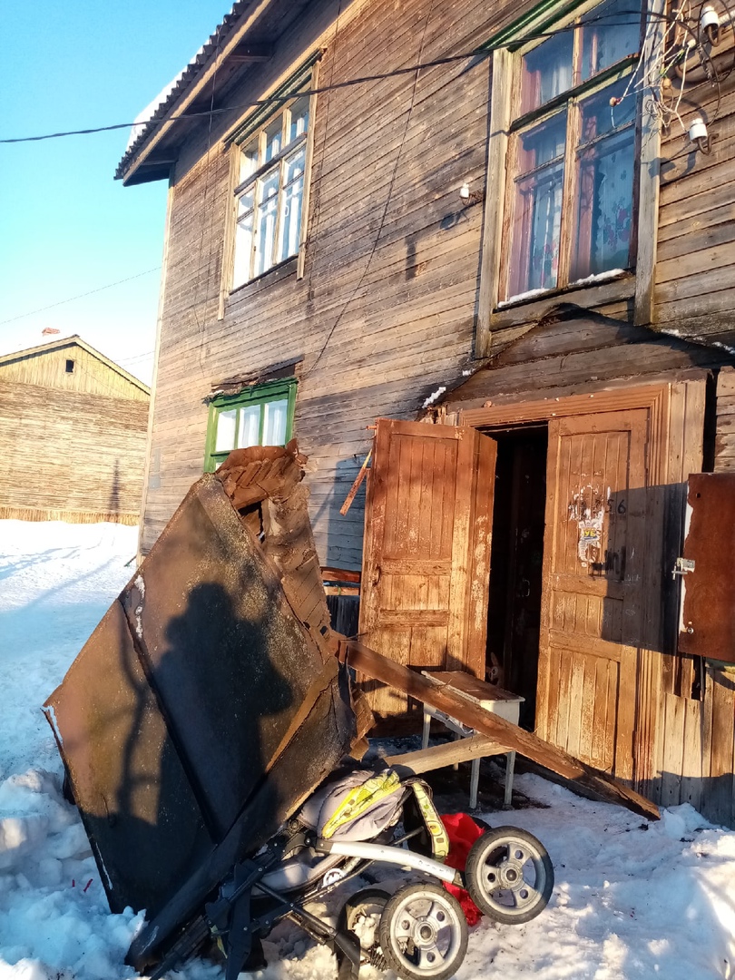 Прокуратура заинтересовалась рухнувшим козырьком жилого дома в райцентре Карелии