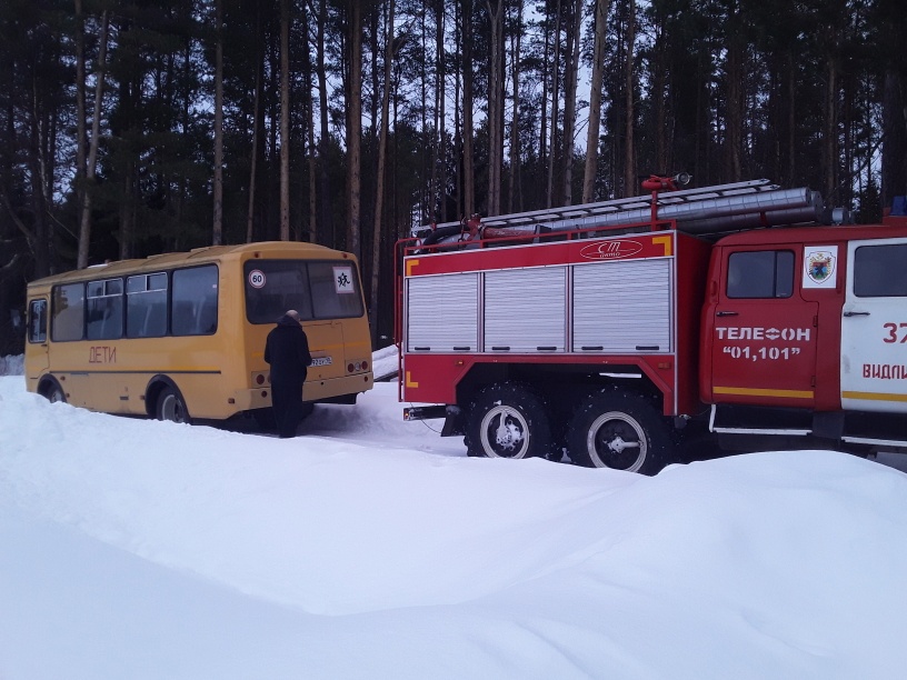 В Карелии спасатели вытащили из снега застрявший школьный автобус (ФОТО)