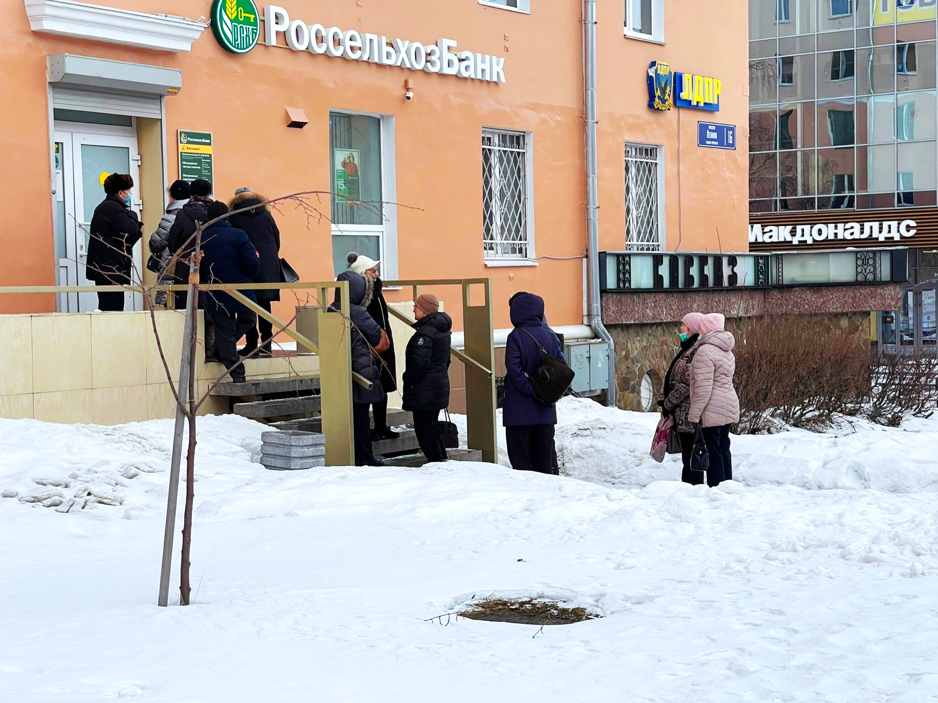 В Петрозаводске выстроились очереди у отделений банка, попавшего под  западные санкции (ФОТОФАКТ) | 04.03.2022 | Новости Петрозаводска -  БезФормата