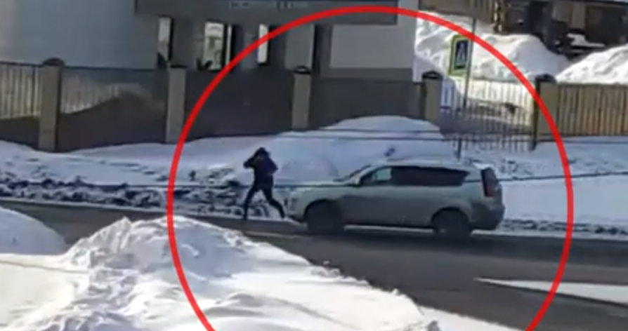 Пешехода от удара автомобилем отбросило на встречную полосу в Петрозаводске (ВИДЕО)