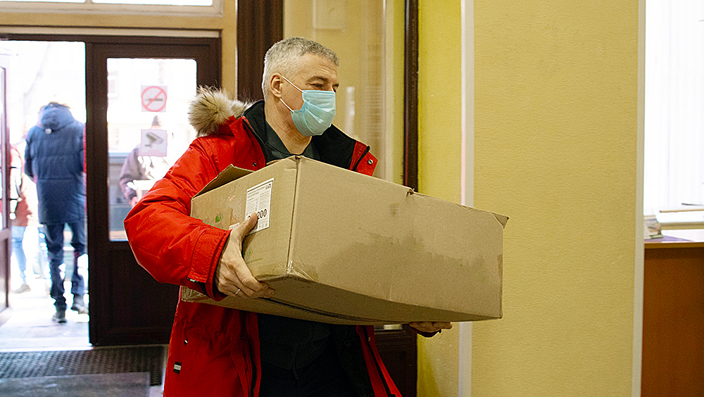 Глава Карелии передал гуманитарную помощь для детей из Донбасса