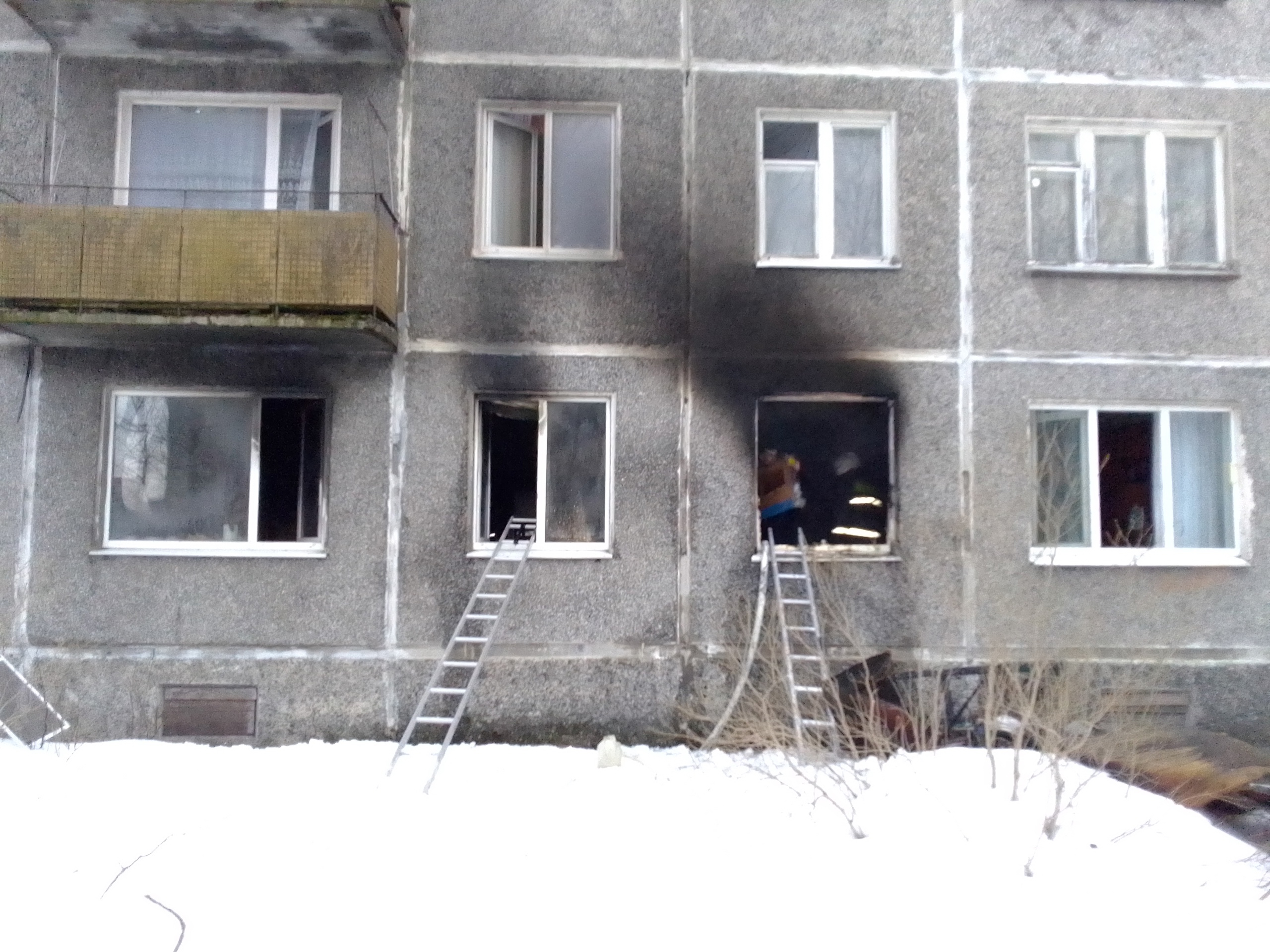 Квартира выгорела в жилом доме в райцентре Карелии (ФОТО и ВИДЕО) | СТОЛИЦА  на Онего