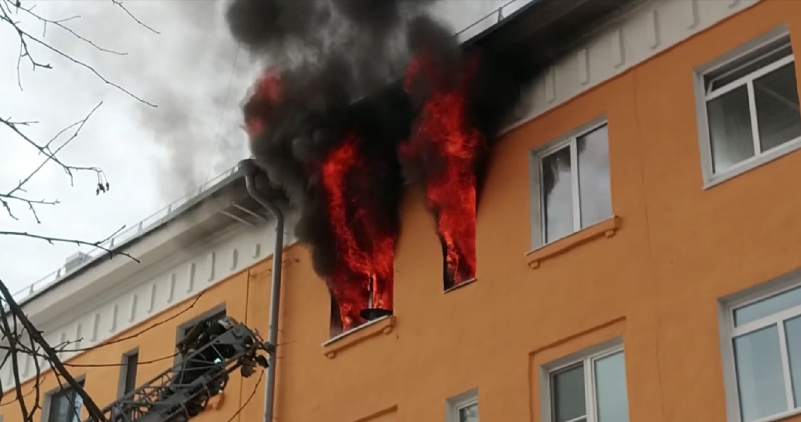 В Петрозаводске 25 пожарных боролись с огнем в жилом доме (ВИДЕО)