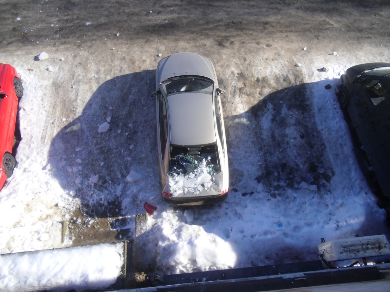 Упавшая с крыши глыба льда разбила автомобиль в центре Петрозаводска (ФОТО)