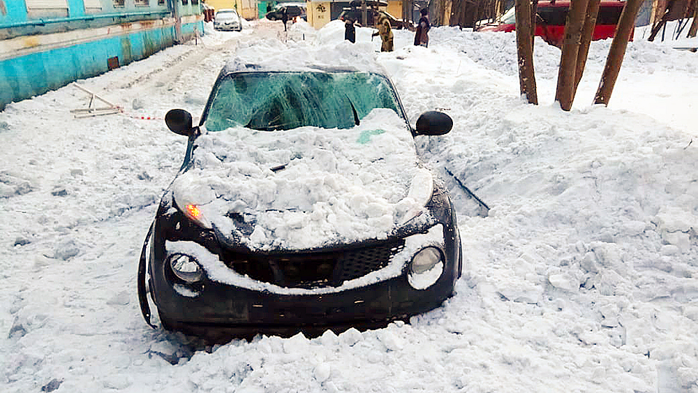 Владельцы автомобилей в Петрозаводске будут сами виноваты, если на них упадут ледяные глыбы