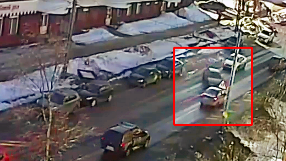 Странная авария произошла на одной из главных улиц Петрозаводска (ВИДЕО)