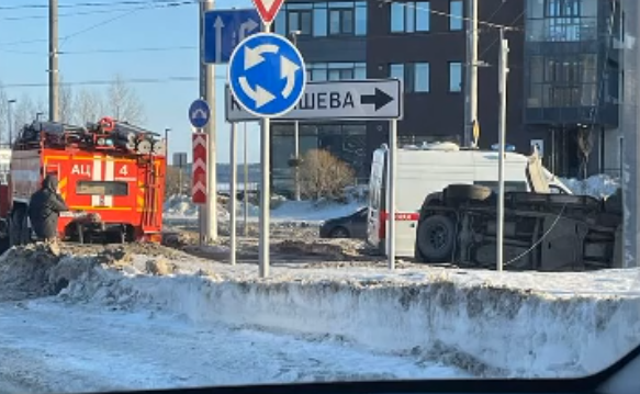 Автомобиль перевернулся после столкновения на «кольце» в Петрозаводске (ВИДЕО)