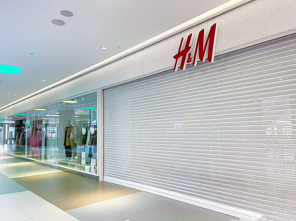 Закрыли н м. Закрытие h&m. Магазин HM закрывается. Закрытый h m фото. HM В ТЦ.