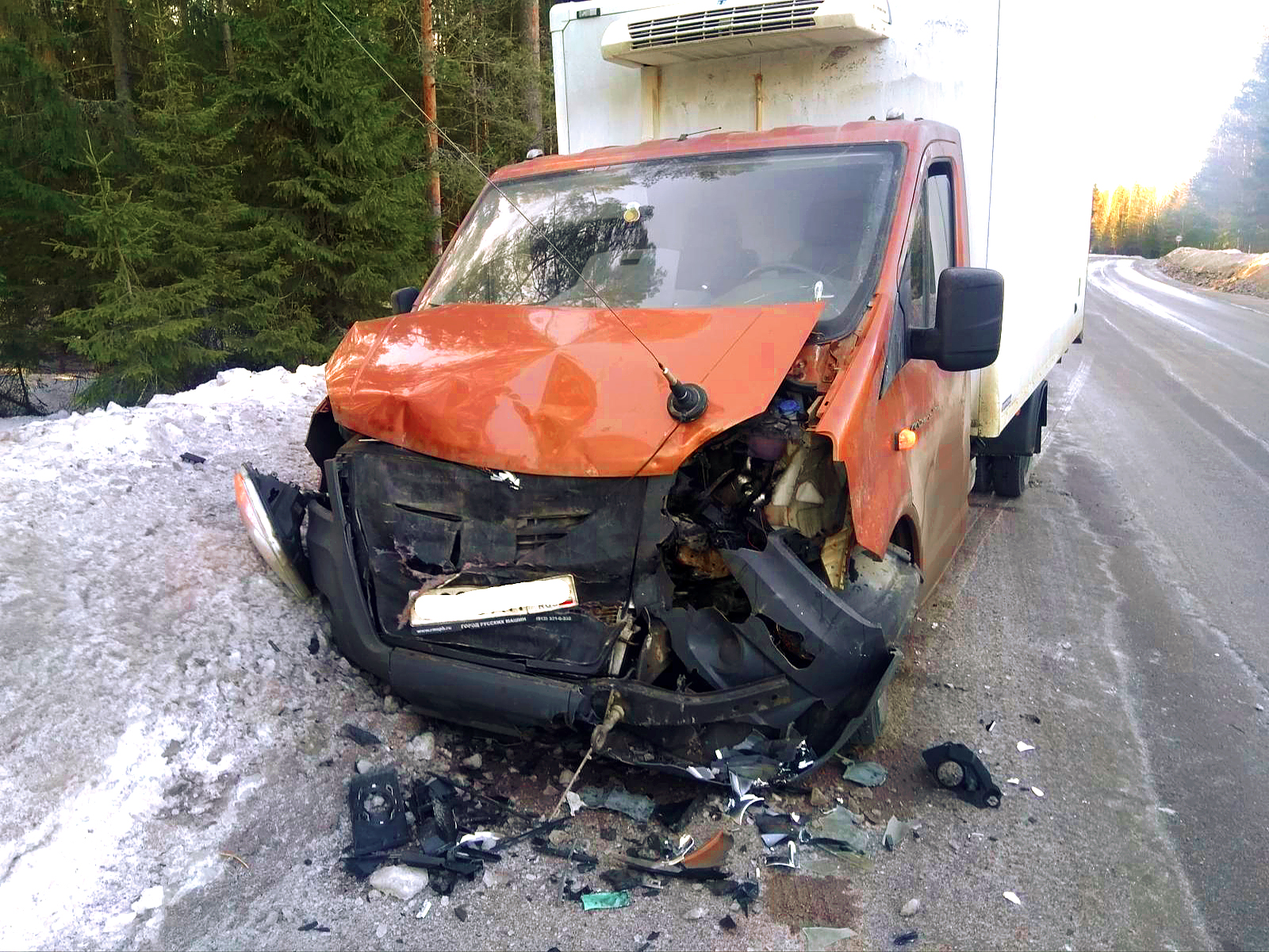 Водитель грузовика пострадал при лобовом столкновении с пикапом в Карелии