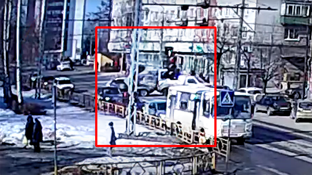 Фургон вылетел с дороги и врезался в дерево после ДТП на проспекте в Петрозаводске (ВИДЕО)
