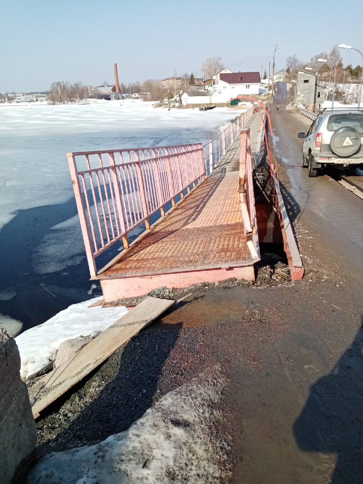Пешеходы рискуют провалиться в пролив вместе с разваливающимся мостом в Приладожье Карелии (ФОТО)