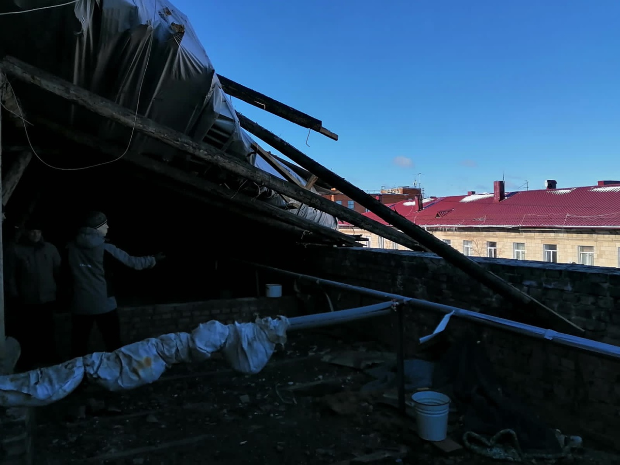 Сильный ветер сорвал часть крыши дома и повалил деревья в Петрозаводске (ФОТО)