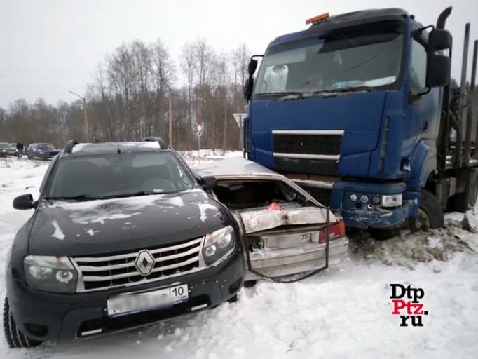 Лесовоз протаранил два автомобиля у железнодорожного переезда в Петрозаводске (ФОТО)