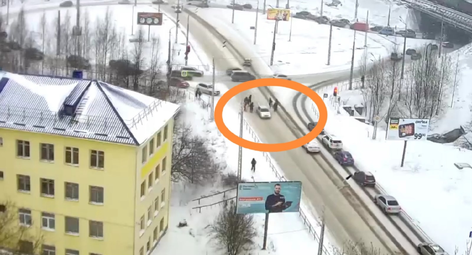 Автомобиль чуть не влетел в толпу пешеходов на «зебре» в Петрозаводске (ВИДЕО)